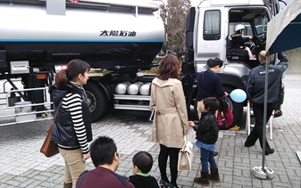 運転席に座る行列～